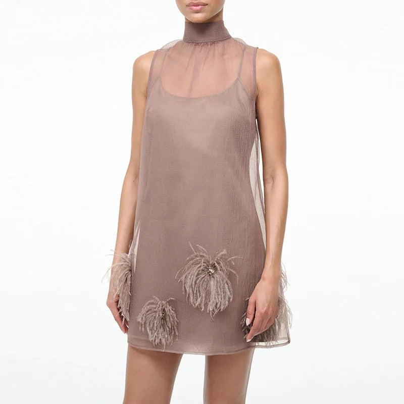 Robe Courte Chic à Plumes – Col Montant et Jupe Évasée